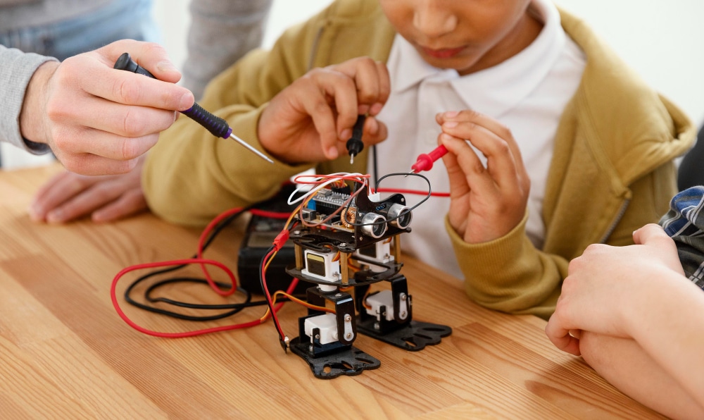 Siswa belajar merangkai robot